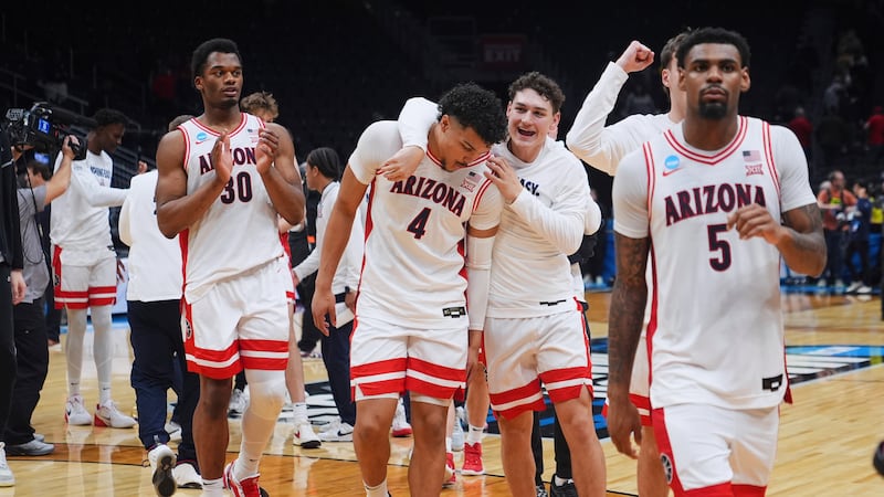 Arizona players, including forward Tobe Awaka (30), forward Trey Townsend (4) and guard KJ...