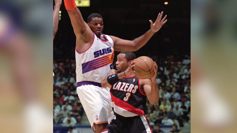 Portland Trail Blazers' Damon Stoudamire (3) looks to pass around the towering defense of...